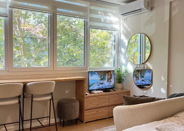 Cozy Near Center شقة